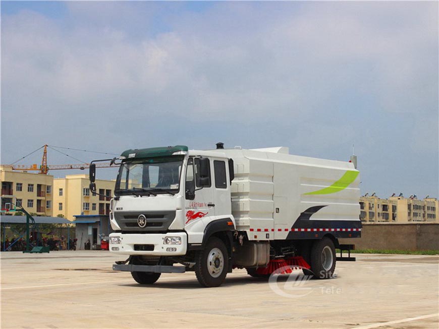 重汽8噸掃路車(chē)